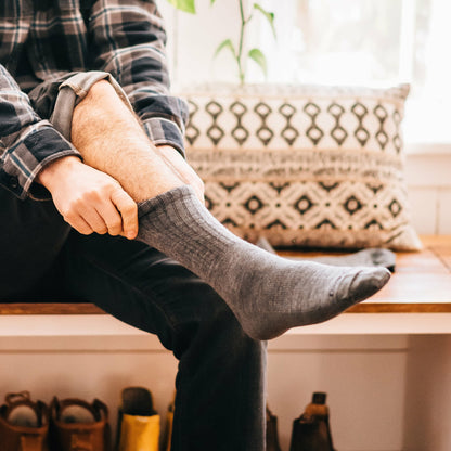 Men's The Standard Crew Cushioned Lightweight Lifestyle Socks | Darn Tough