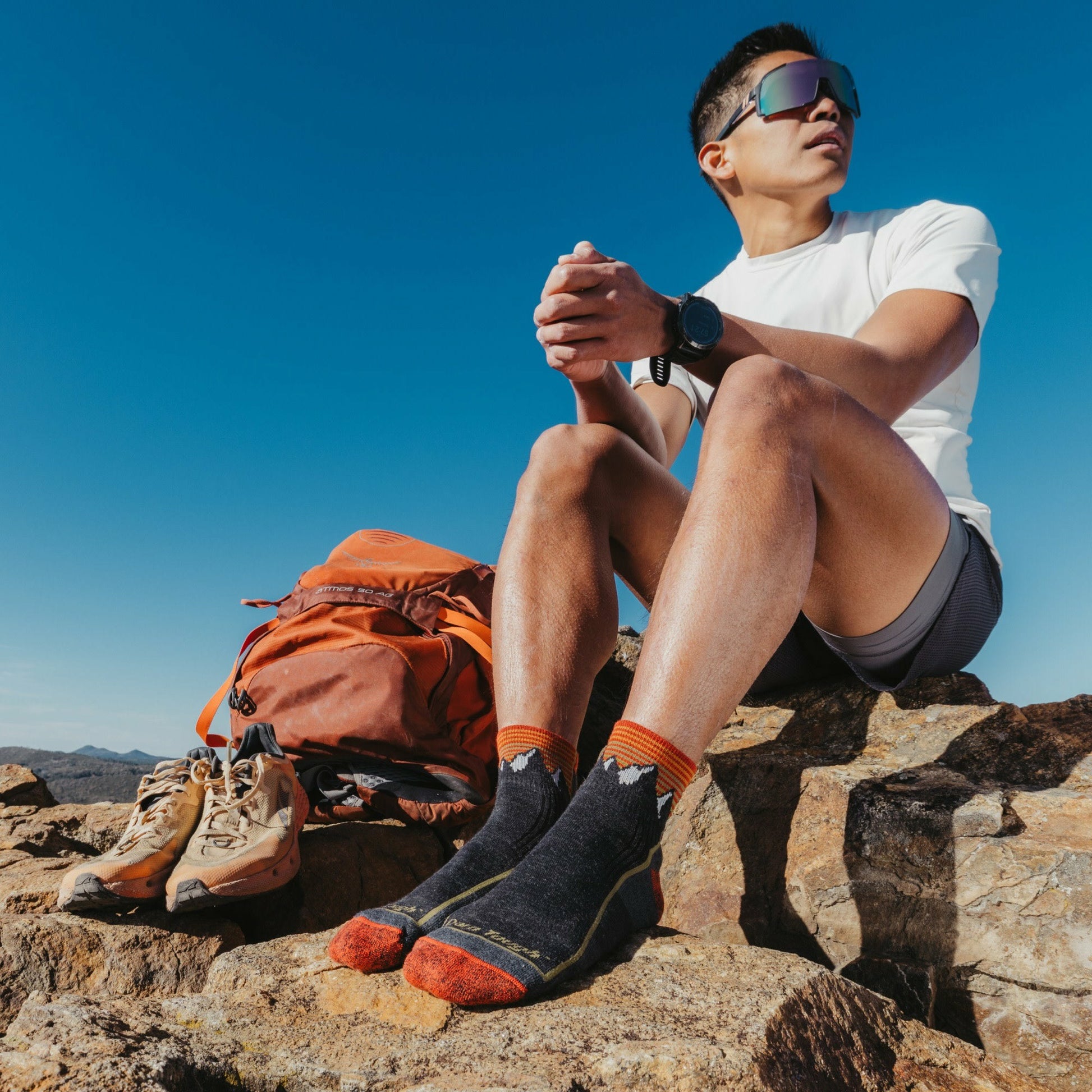 Men's Hiker Quarter Midweight Hiking Socks | Darn Tough
