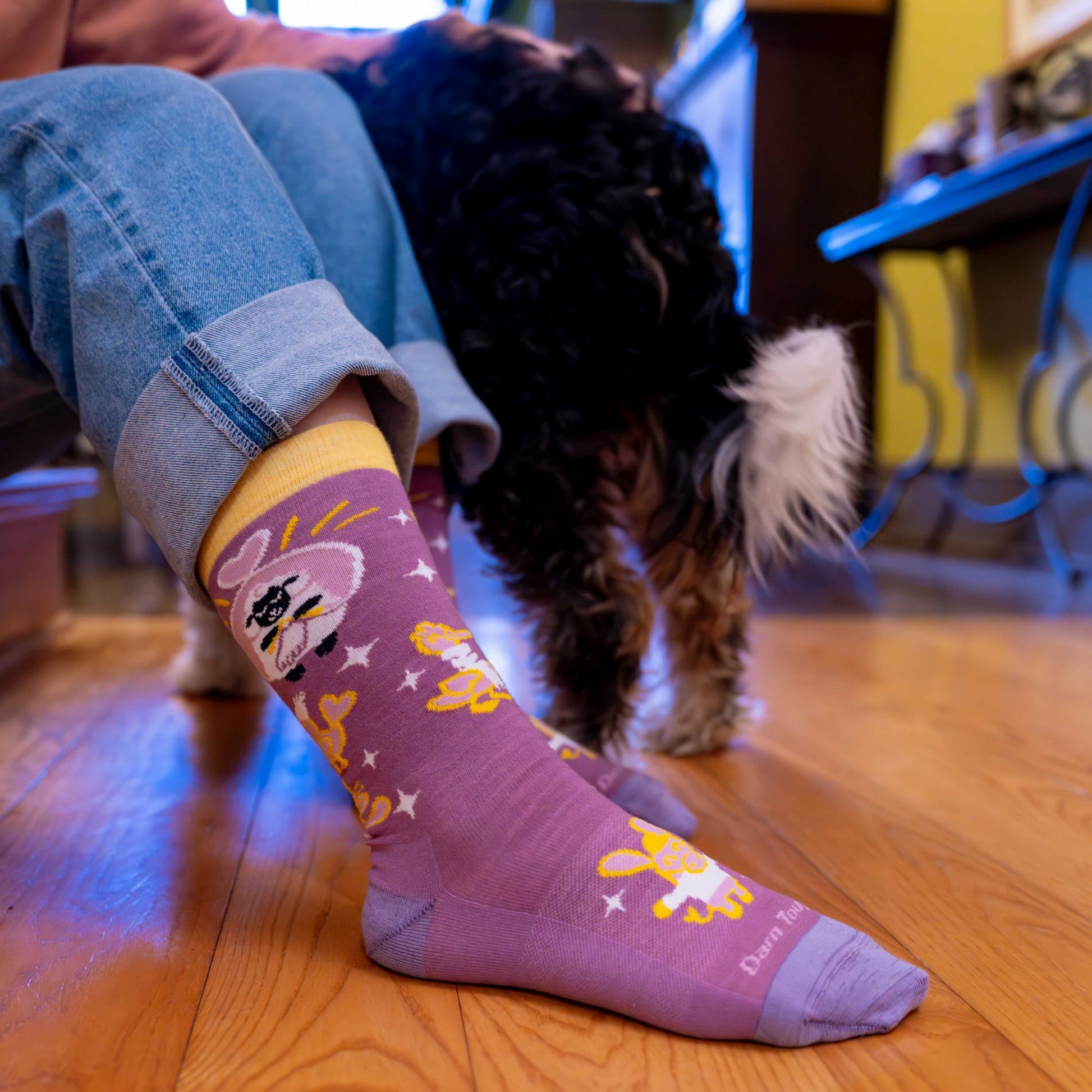 Unisex Close Knit Crew Lightweight Lifestyle Sock | Darn Tough