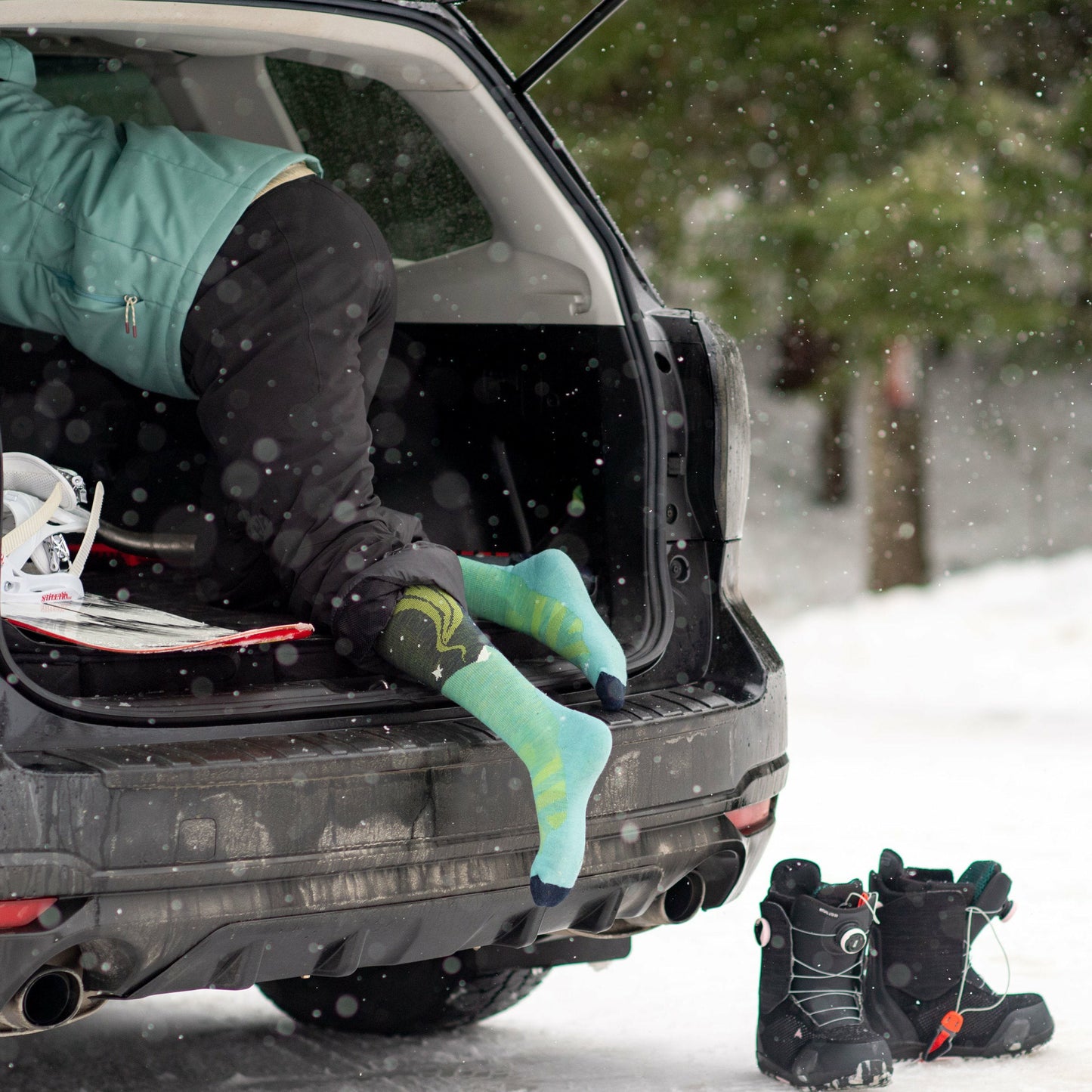 Women's Aurora Over-the-Calf Lightweight Ski & Snowboard Socks | Darn Tough